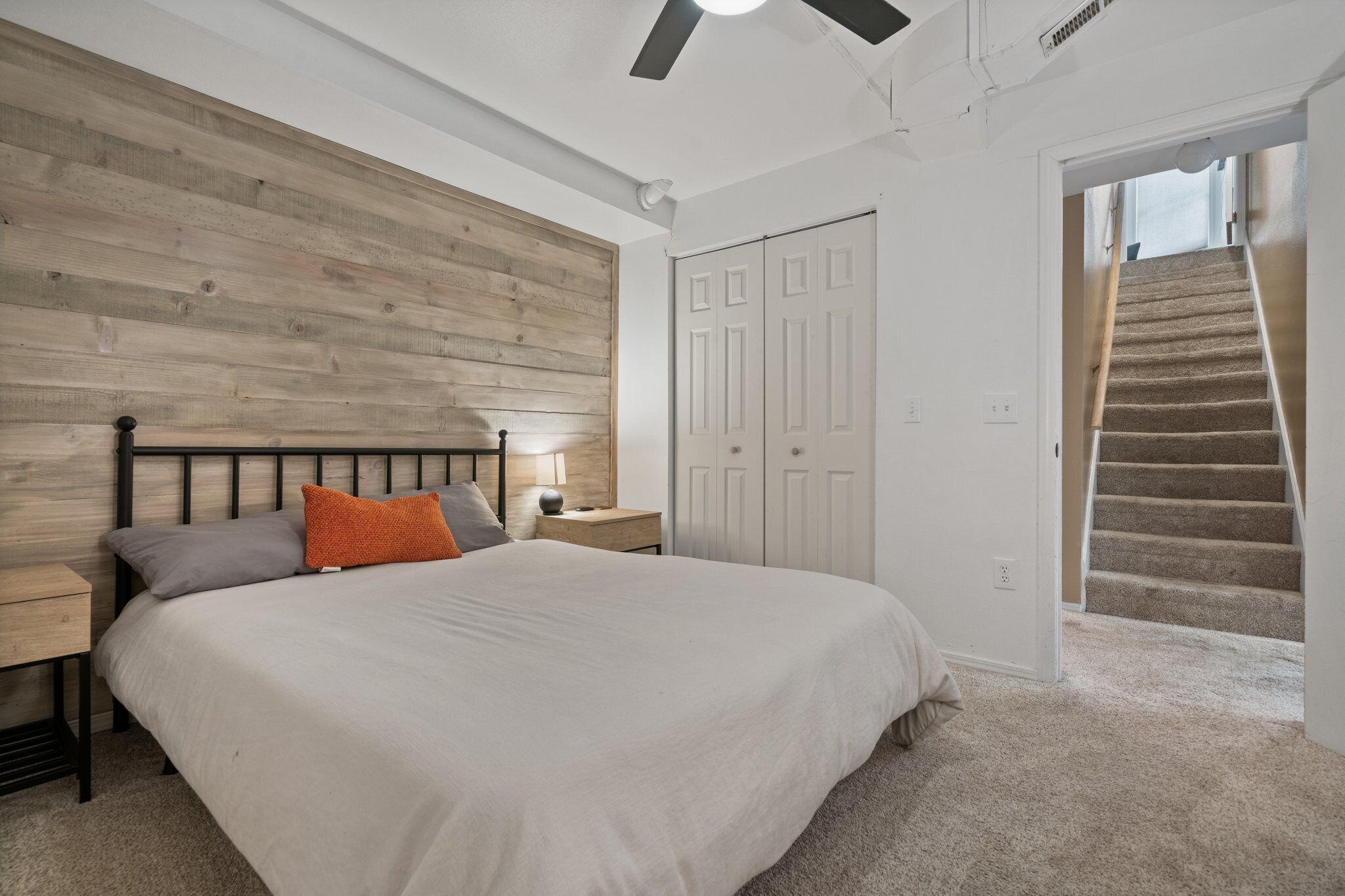 6 chambres, coffres-forts dans les chambres, bureau