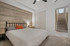 6 Schlafzimmer, Zimmersafe, Schreibtisch, Bügeleisen/Bügelbrett