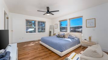 6 quartos, cofres nos quartos, escrivaninha