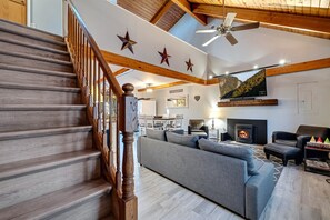 Smart TV, chimenea y estéreo 