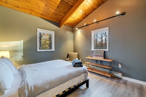 3 bedrooms, desk, iron/ironing board, travel crib