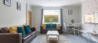 Chestnut House - Sleeps 4 - Pet friendly - Parking