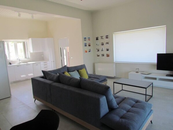 TV - Beautiful 3-Bed House in Chania with garden (chania)