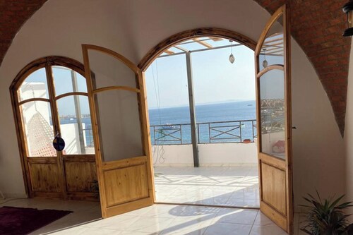 1-bedroom Apartment with Sea View Sleeps 2