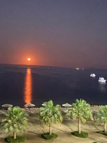 3-Bed Apartment with Sea View Sleeps 6