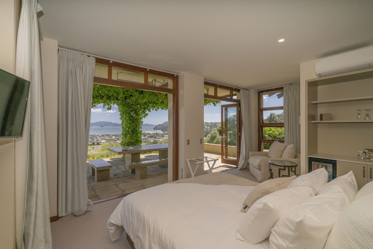 Free minibar, in-room safe, blackout curtains, free WiFi