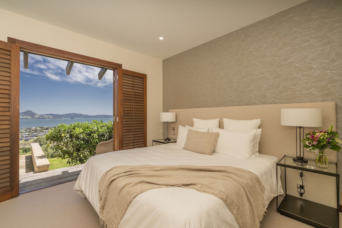 Free minibar, in-room safe, blackout curtains, free WiFi