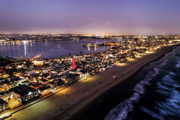 We are one building and just steps to the beach/ocean and 2 blocks to the bay