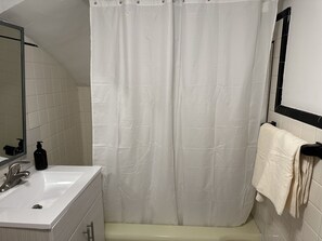 Haartrockner, Handtücher, Seife, Shampoo