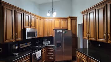 冰箱、微波炉、烤箱、炉灶