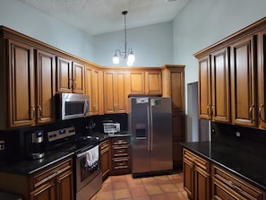 Fridge, microwave, oven, stovetop - KING BED SUITE w. Large Backyard, 2 LVRMs & 2 FLs (Lauderhill)