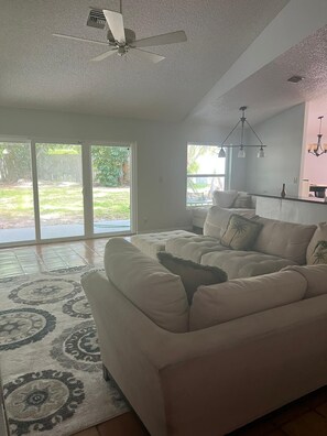 Smart TV, computer monitors - KING BED SUITE w. Large Backyard, 2 LVRMs & 2 FLs (Lauderhill)