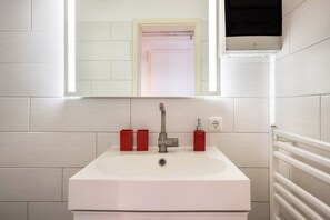 Suihku, hiustenkuivaaja, pyyhkeet