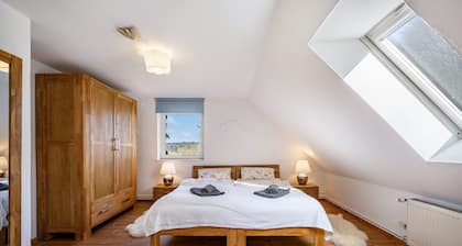 Apartment "Voßberg Ferienwohnung 2" with Shared Garden & Wi-Fi