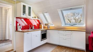 Kühlschrank, Ofen, Herdplatte, Wasserkocher mit Kaffee-/Teezubehör