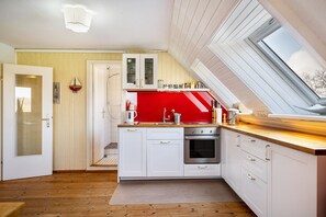 Kühlschrank, Ofen, Herdplatte, Wasserkocher mit Kaffee-/Teezubehör