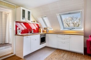 Fridge, oven, stovetop, coffee/tea maker