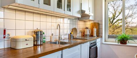 Kylskåp, ugn, spishäll och diskmaskin