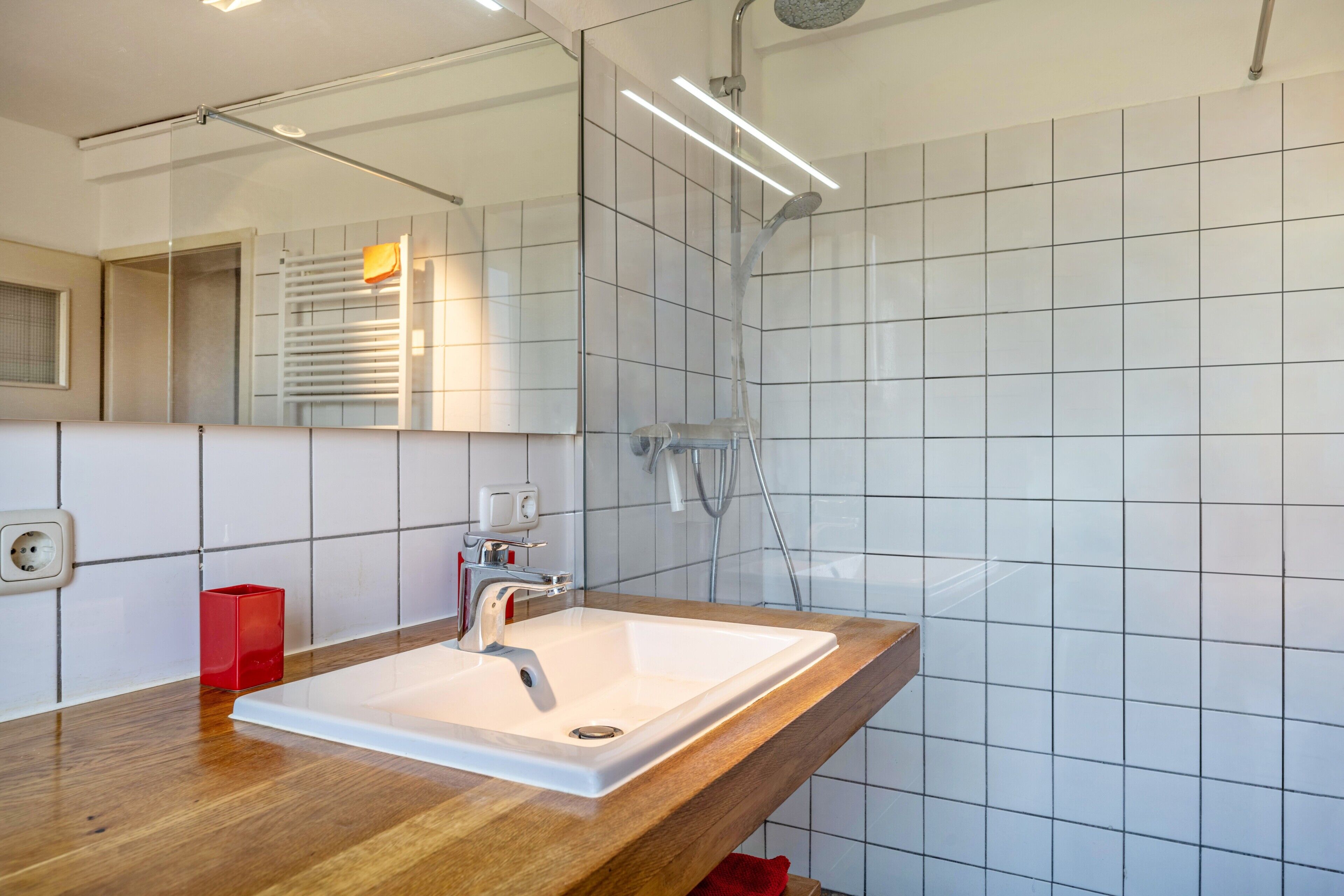 Bathtub, towels