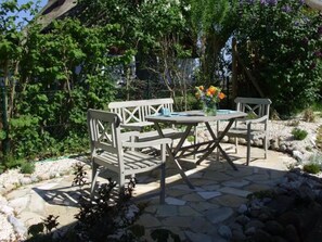 Outdoor dining - Apartment 'Ullo´s Schwalbennest ' with Private Terrace, Shared Garden and Wi-Fi (Lütow)
