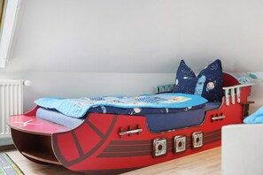 Children’s area - Apartment 'Ullo´s Schwalbennest  ' with Private Terrace, Shared Garden and Wi-Fi (Lütow)