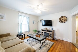 Living area - 53 Geary Ave (Bristol)