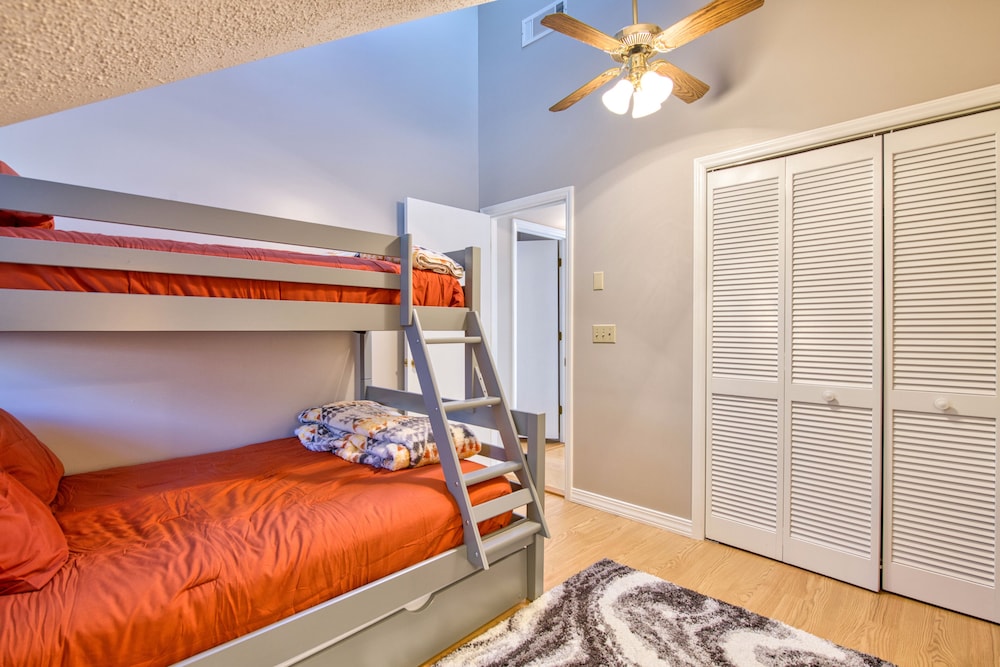 Dogfriendly home with wraparound deck, fireplace, AC, & W/D Lake