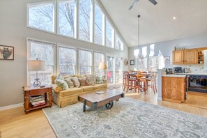 Televisie, een open haard, een dvd-speler en boeken