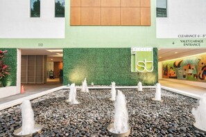 Exterior detail - Lovely Brickell 2BR w/ Gym, Pool & W/D, nr City Center, by Blueground (Miami)