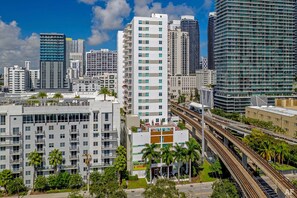 Exterior - Lovely Brickell 2BR w/ Gym, Pool & W/D, nr City Center, by Blueground (Miami)