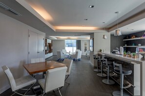 Dining - Lovely Brickell 2BR w/ Gym, Pool & W/D, nr City Center, by Blueground (Miami)