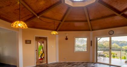 Secluded Rural Oasis: Misty Mornings and Expansive, Far Mountain Views