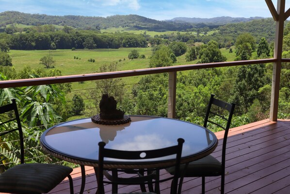 Outdoor dining - Secluded Rural Oasis: Misty Mornings and Expansive, Far Mountain Views (Dunbible)