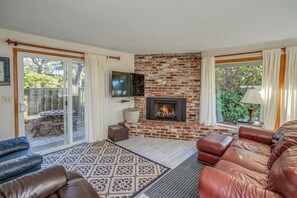 Televisión y chimenea 