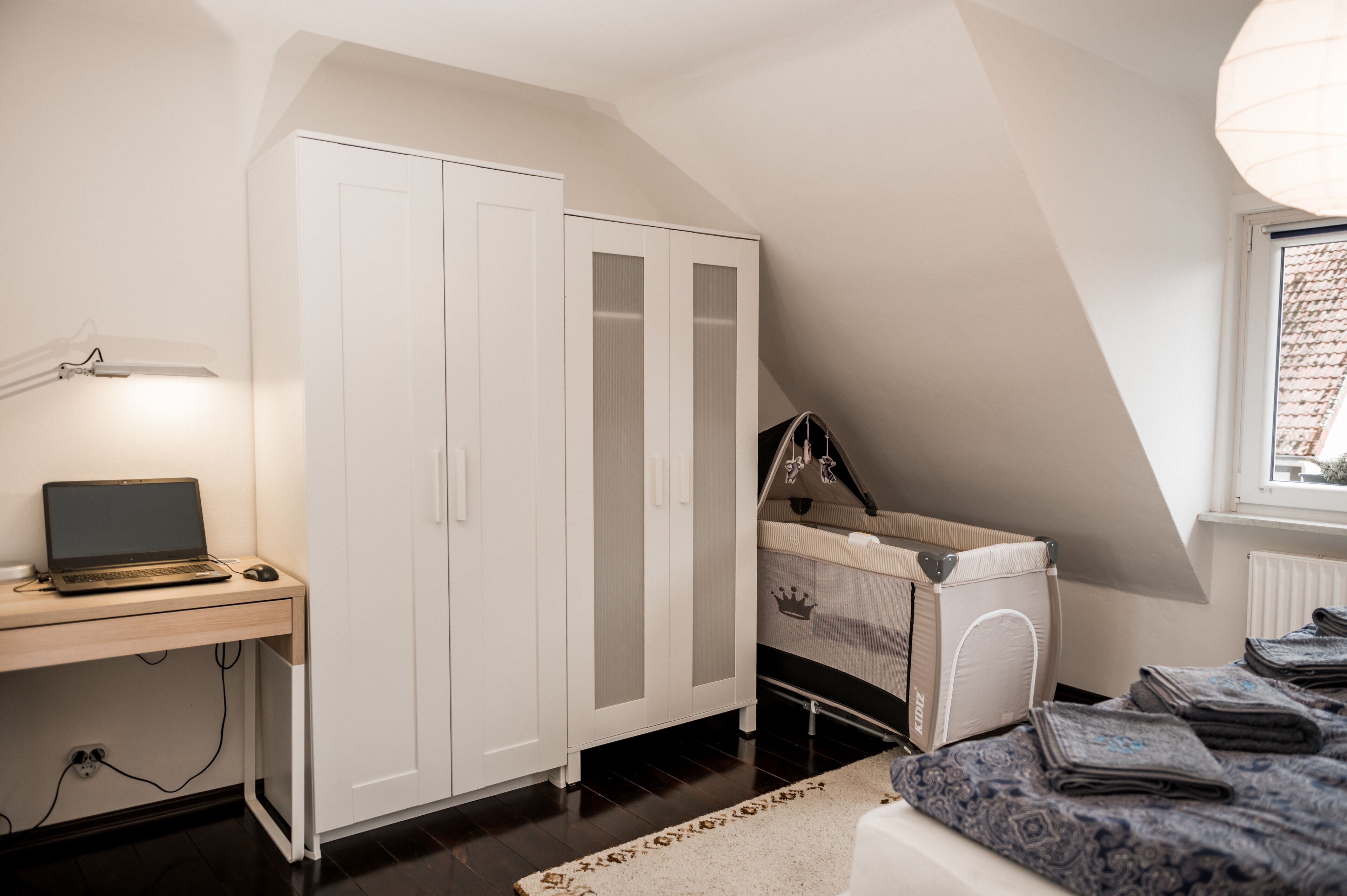 1 Schlafzimmer, Schreibtisch, Bügeleisen/Bügelbrett, Reisekinderbett