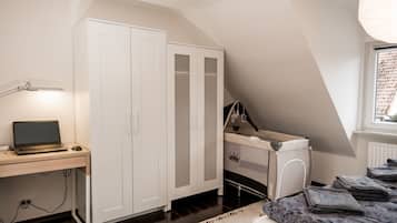 1 Schlafzimmer, Schreibtisch, Bügeleisen/Bügelbrett, Reisekinderbett