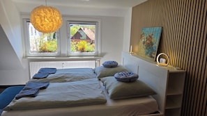 1 chambre, bureau, fer et planche à repasser, lit de bébé portatif