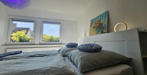 1 quarto, escrivaninha, ferros/tábuas de passar roupa, berço de viagem