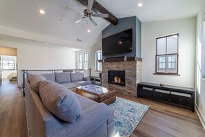 Téléviseur connecté, foyer, table de baby-foot, table de ping-pong