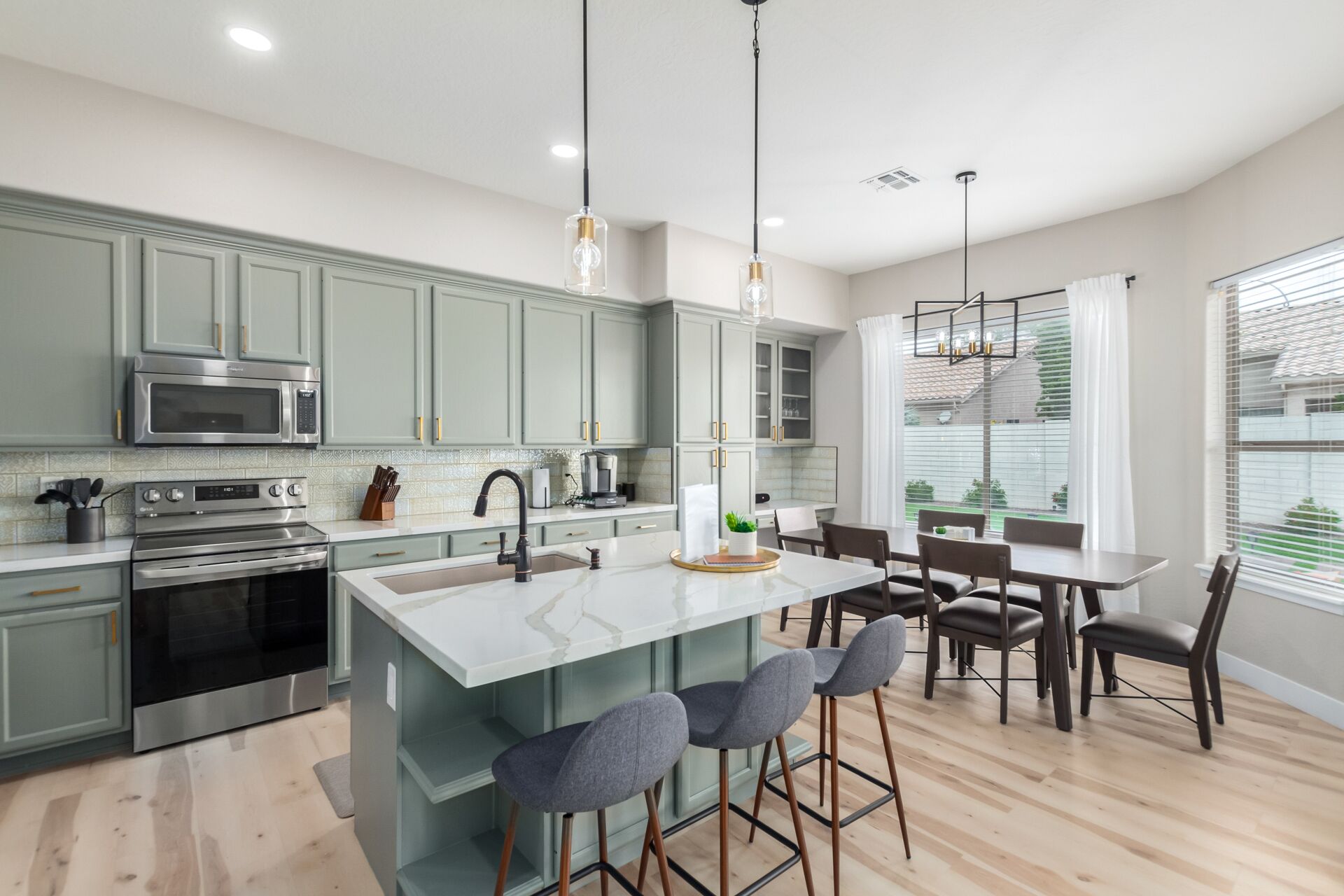 冰箱、微波炉、烤箱、炉灶