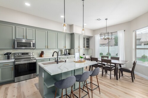 Edgemont Escape-  3 King Beds, heated pool*, close to spring training, 