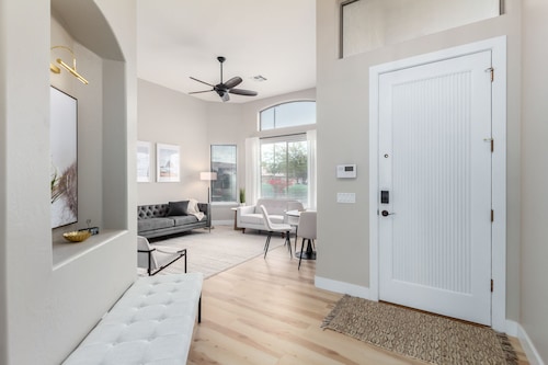 Edgemont Escape-  3 King Beds,  FREE heated pool-seasonal, all the amenities