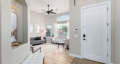 Edgemont Escape- 3 King Beds, FREE heated pool-seasonal, all the amenities