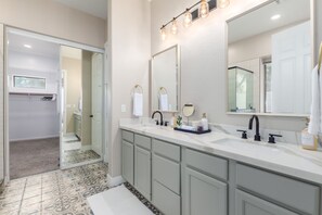 Shower, jetted tub, hair dryer, towels