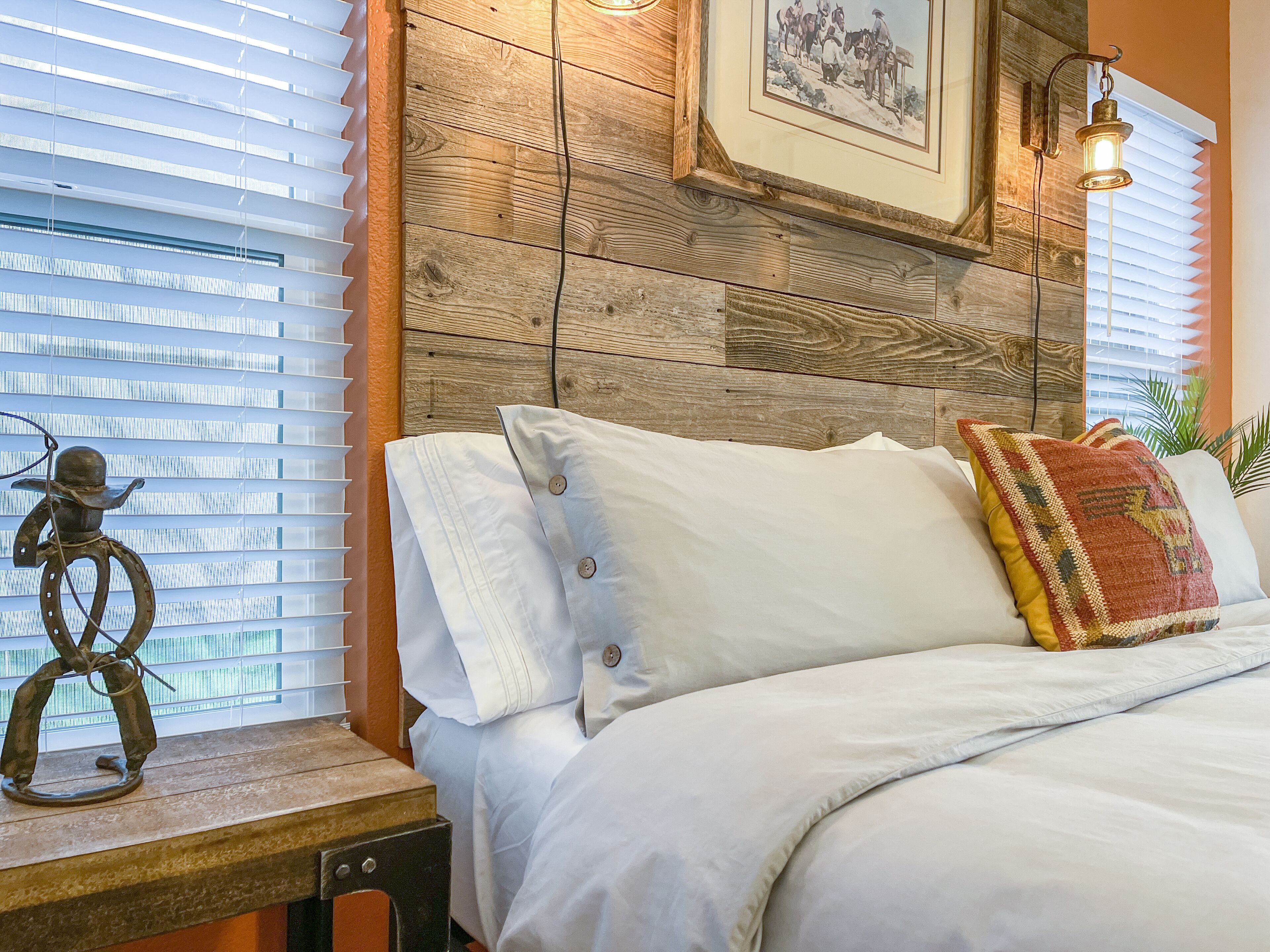 3 chambres, bureau, fer et planche à repasser, lit parapluie