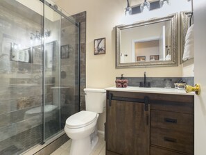 Douche, sèche-cheveux, serviettes fournies, savon