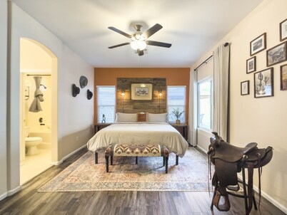 Saddle In & Kick Back: Old West Charmer w/King Bed and Putting Green