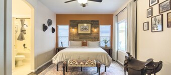 Saddle In & Kick Back: Old West Charmer w/King Bed and Putting Green