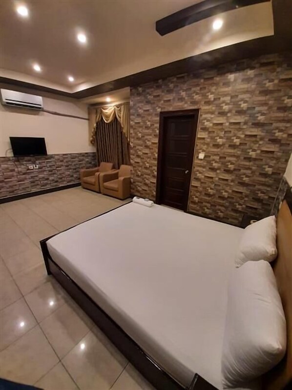 Room | Iron/ironing board - New Madina Hotel (Faisalabad)