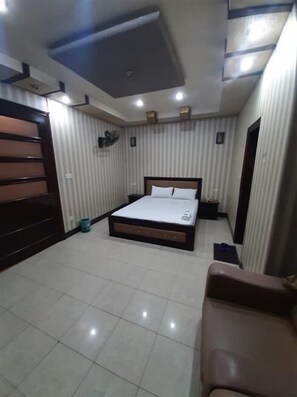 Room | Iron/ironing board - New Madina Hotel (Faisalabad)